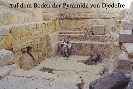 Am Grund der Pyramide von Djedefre Foto v. Wolfgang B.2002