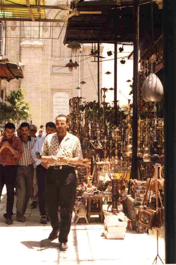 Wasserpfeifen werden auf den Basar überall angeboten. Foto v. Wolfgang B.1998 Hookahs are offered on the bazaar everywhere.