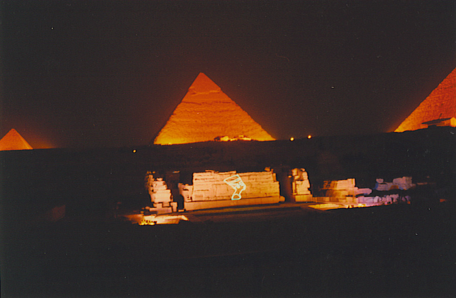 Eine Aufnahme von der Ton-und Lichtschau auf dem Gizehplateau.  A photo of the clay and Lightshow on the Gizehplateau.  Foto v. Wolfgang B. 1998